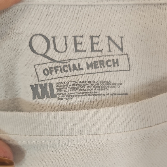 Que White Tee with Black Graphic Design - Picture 2 of 4